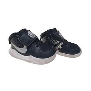 Nike Team Hustle Black Silver & White Design Kids Shoes Sneakers • Size 6C Kids